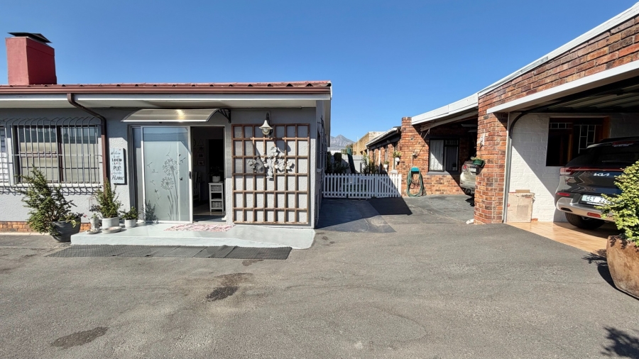 5 Bedroom Property for Sale in Winslow Western Cape